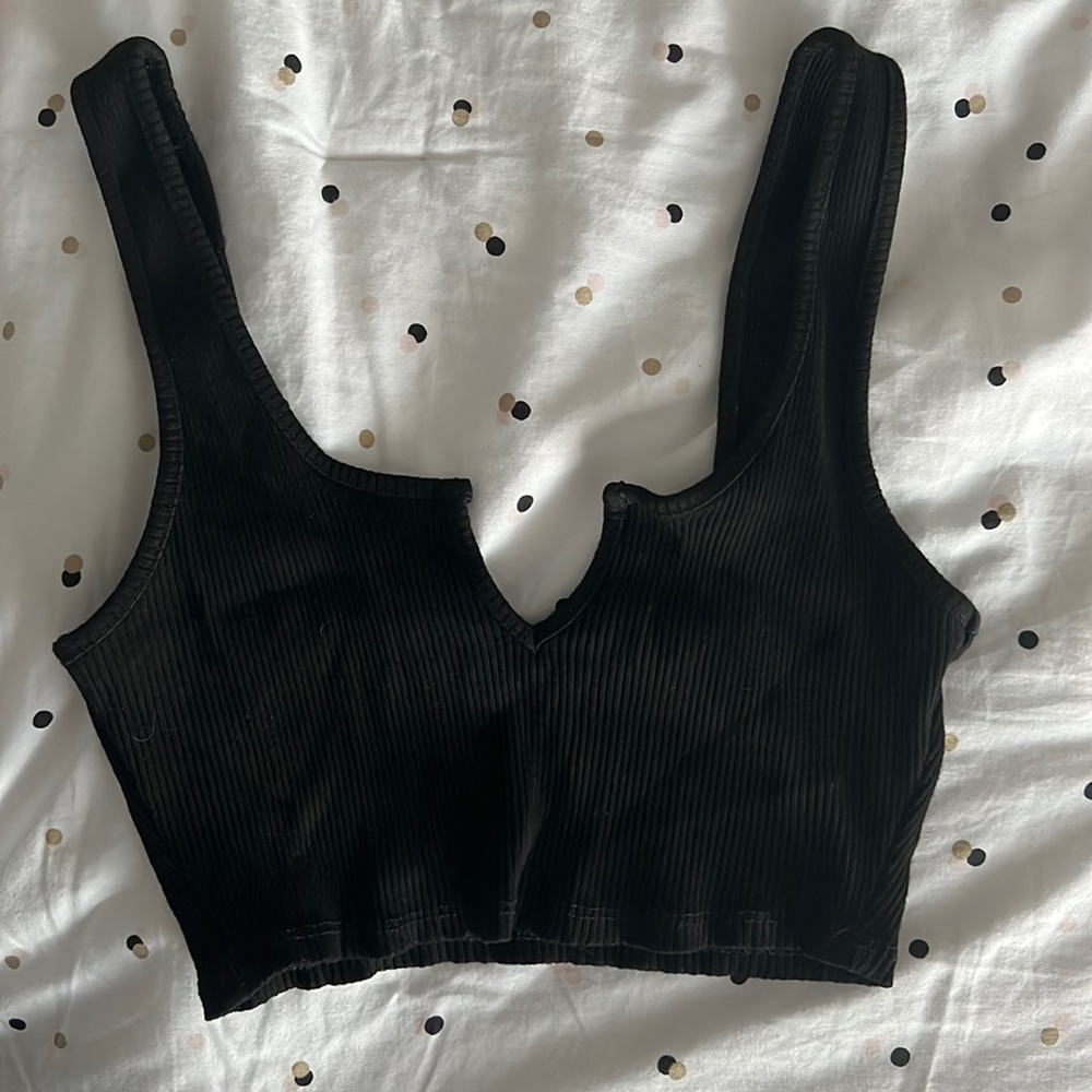 Cropped ribbed black tank top